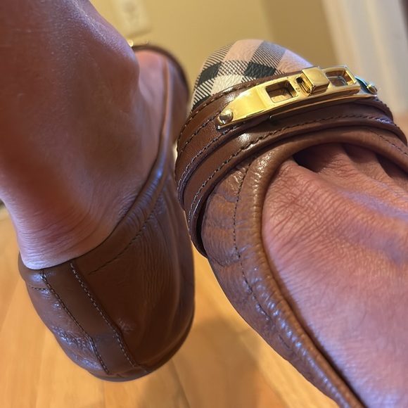 In like new condition Burberry flats! Size 8 Worn only twice. - Picture 4 of 9